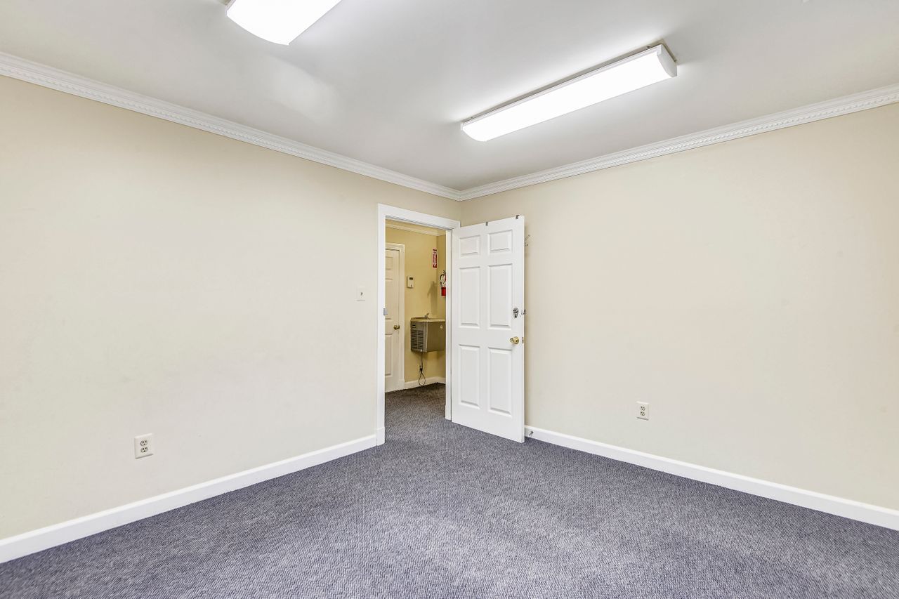 2102 Gallows Rd, Vienna, VA, 22182